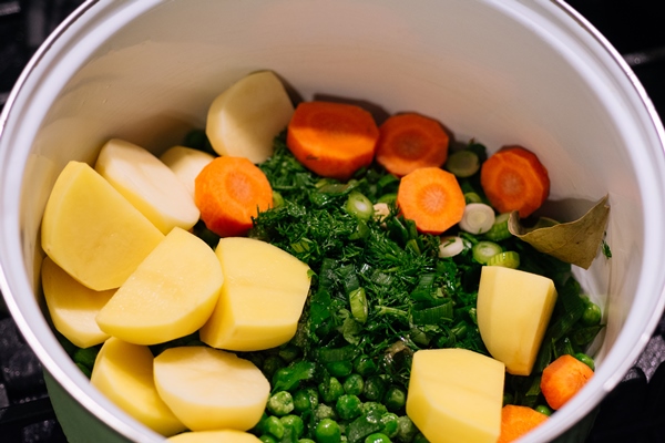 fresh vegetable soup in a pot vegetarian vegetable soup with potatoes green peas carrots - Борщ свекольный с перловой крупой