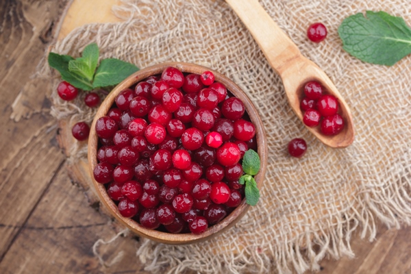 frozen cranberry berries in a wooden bowl - Питерский квас