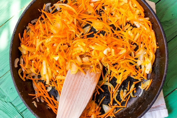 fry carrot and onion in a pan 2 - Суп вегетарианский