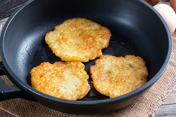 frying pan with fried potato patties vegetable fritters latkes draniki - Деруны без яиц