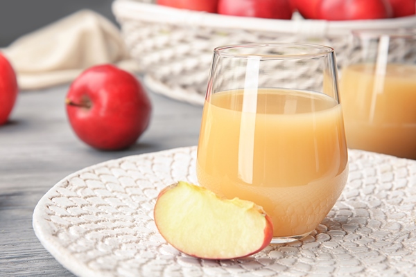 glass of delicious apple juice on table - Желе из черничного сока