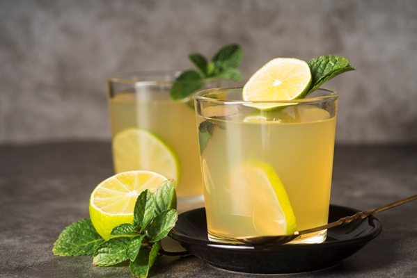 glasses with lemonade on table - Сладкий квас