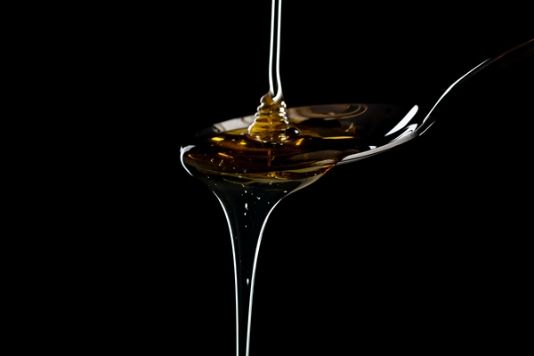 golden sweet honey dripping from spoon - Квас с мятой колерованный