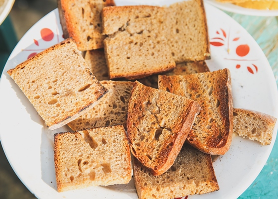 grilled bread toasts on the plate - Томатный постный cуп
