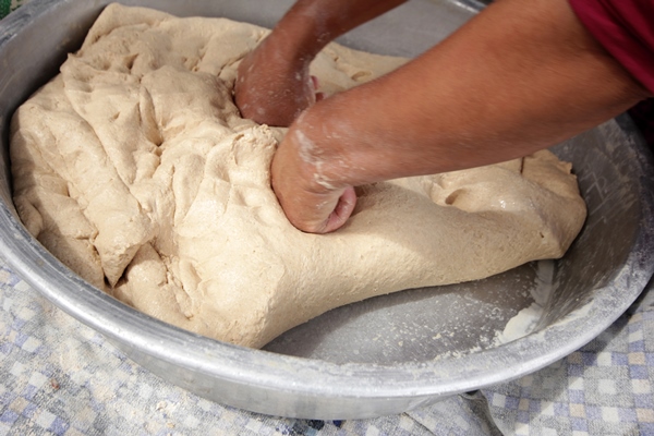 hands knead dough - Хлеб домашний на свежих дрожжах