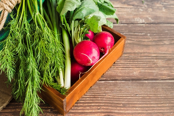 harvested scallions dill and red turnip in the wooden tray against wooden backdrop - Постный суп из щавеля и свекольной ботвы