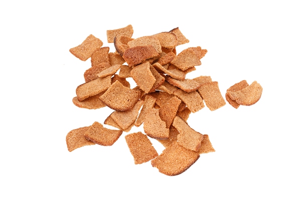 heap of rye crackers isolated on white background high quality photo - Гостевой квас
