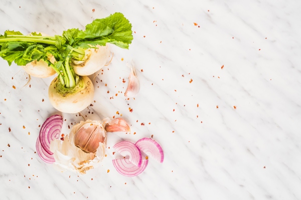 high angle view of turnip onion slice and garlic cloves background - Суп-пюре из помидоров с репой