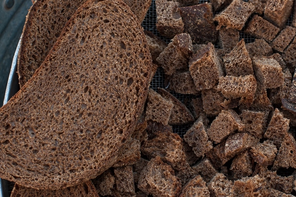 homemade brown bread rusks slices of rye bread 2 - Квас с изюмом