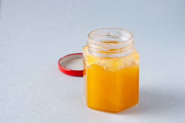 honey in a glass jar copy space - Квас медовый