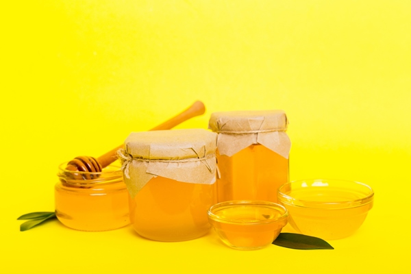 honey in jar with leaves and honey dipper on colored background top view with copy text 1 - Петровский квас с мёдом и хреном