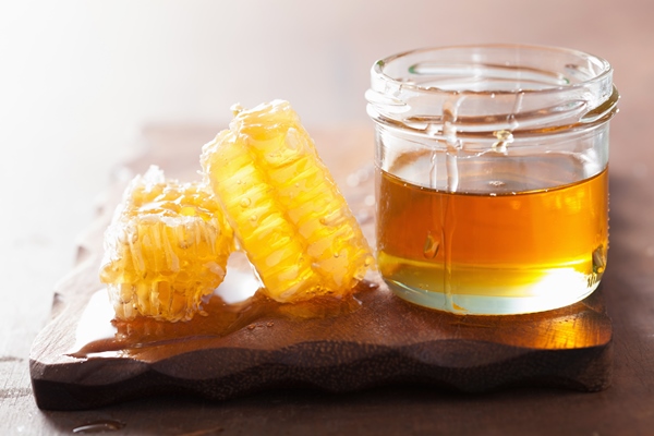 honeycomb and honey in jar on wooden background - Стременной квас