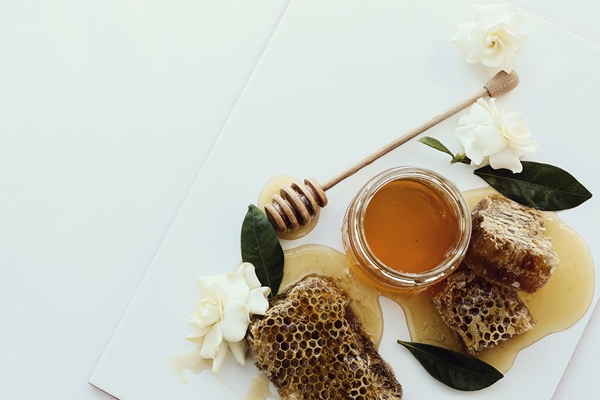 honeycomb with jar and flowers - Кутья из риса с орехами и сухофруктами