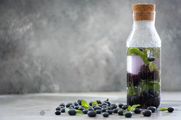 ice cocktail with blackberry blueberry and mint - Черника без сахара в бутылках (по Н. Г. Астравлянчик)