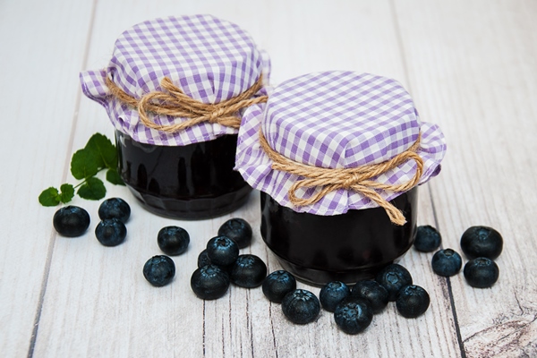 jar with blueberry jam - Компот из черники на сиропе из сока