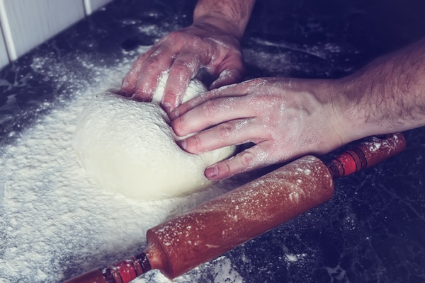 knead flour toned dough - Домашний хлеб на сухих дрожжах