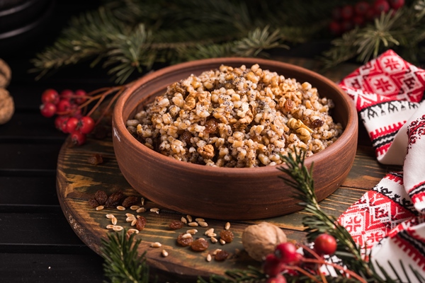 kutya traditional christmas slavic dish kutia porridge made of wheat grains poppy seed nuts raisins and honey eastern orthodox christians in ukraine belarus and russia - Сочиво