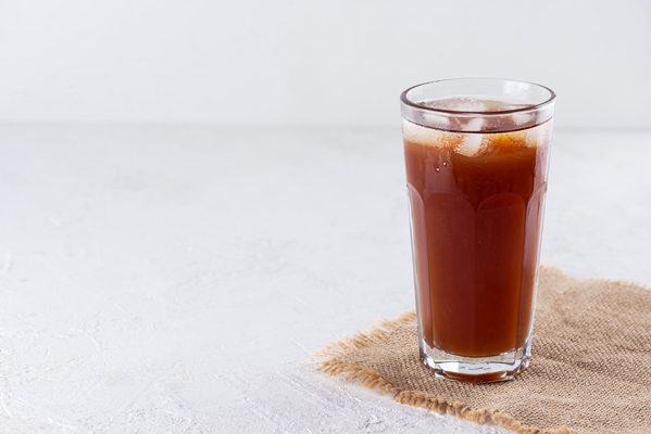 kvass with ice in a glass on a light background horizontal orientation copy space 1 - Квас южный можжевеловый