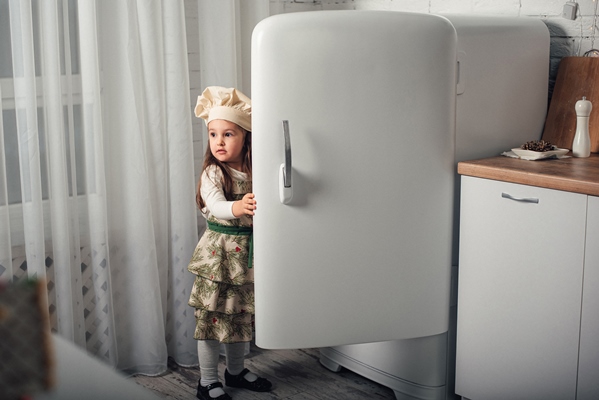little girl in a chef s hat looks into the refrigerator - Полезные советы по приготовлению квасов