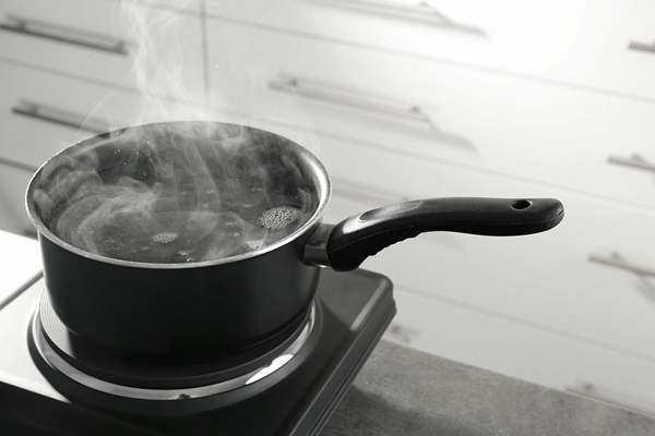 metal saucepan on electric stove in kitchen - Суп из листьев лопуха с рисом и картофелем
