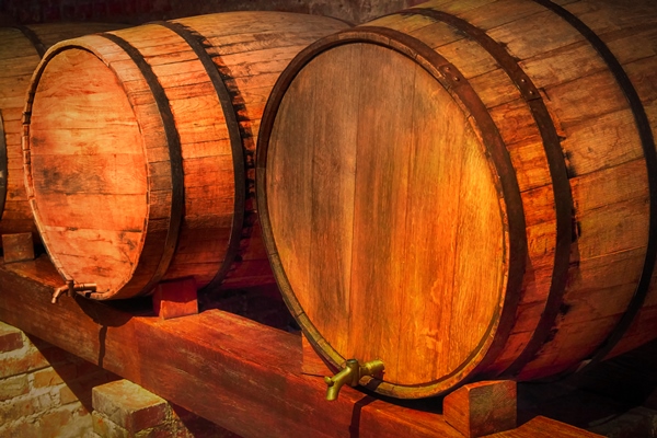 old barrels of wine in a dark basement - Квас из диких груш