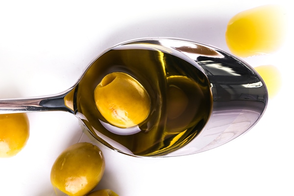 olive oil in spoon and olive - Постная окрошка
