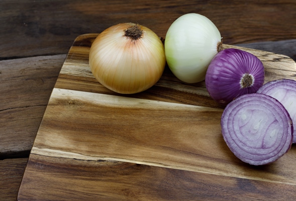 onion cut on wooden chopping board - Суп из фасоли с орехами