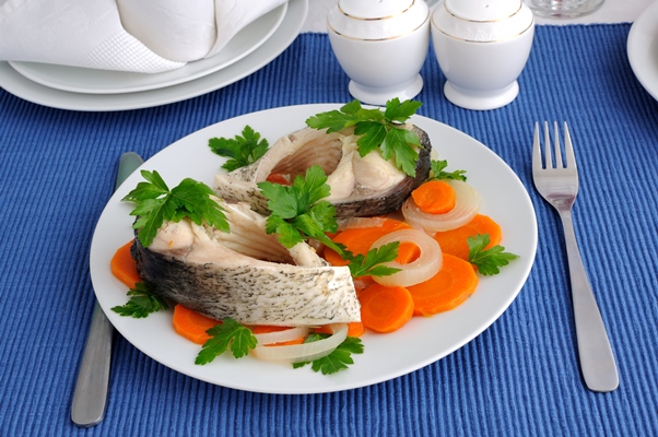 pieces of fish cooked with carrots and onions - Ботвинья «Весна»