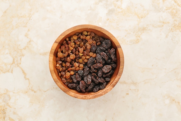 raisins in a wooden dish - Оренбургский квас