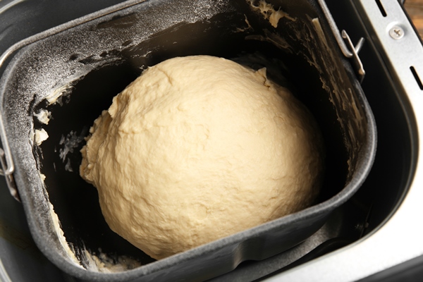 raw dough in bread machine closeup 1 - Рисовый хлеб с травами