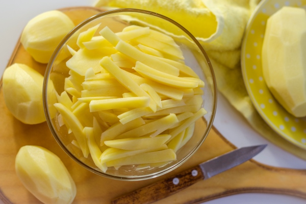 raw potatoes peeled and sliced for frying - Суп овощной с макаронами