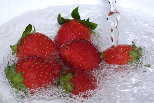 ripe sweet fresh strawberry is washed in clean cold water with splashes and bubbles close up - Полезные советы по приготовлению квасов