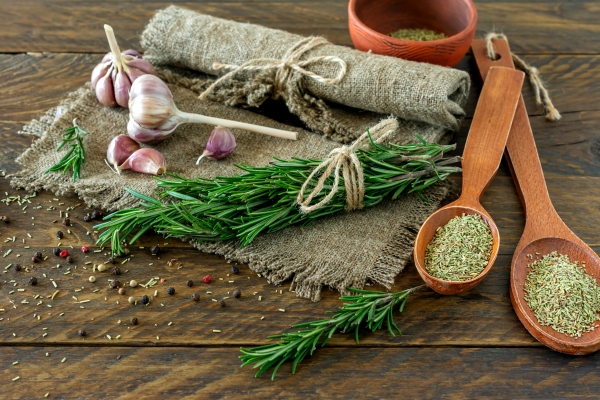 rosemary bound on a wooden board herbs and spicws for cooking and alternative medicine - Суп рисовый с овощами