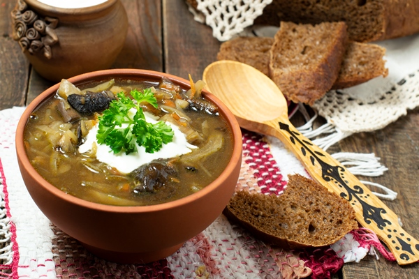 russian monastic food valaam cabbage soup with mushrooms sour cream and black bread - Щи из квашеной капусты с грибами