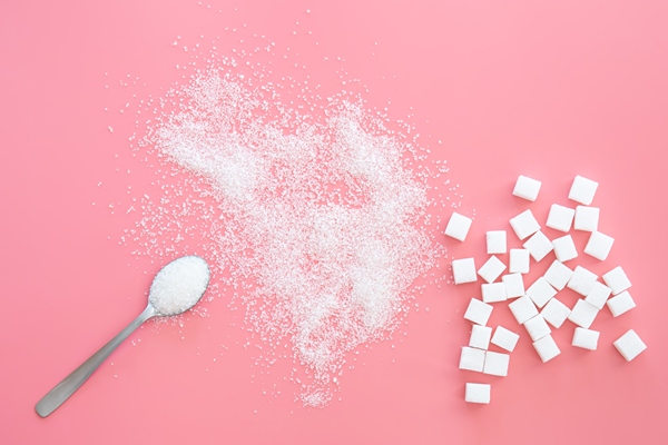 scattered sugar and sugar cubes on a pink background flat lay - Квас сливовый