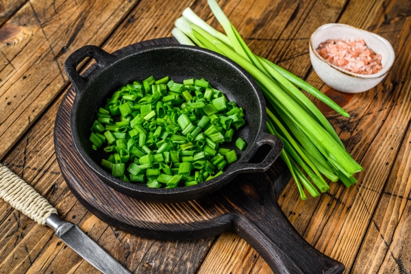 sliced green onions in a pan wooden background top view - Грибная окрошка, постный стол