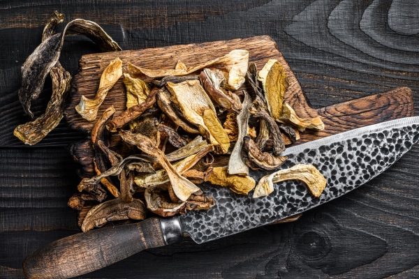sliced porcini wild dried mushrooms on a wooden cutting board 1 - Постный борщ с грибами и квашеной капустой