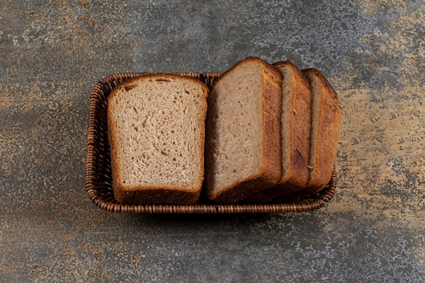 sliced toast rye bread on wooden basket - Алёнин квас на отрубях