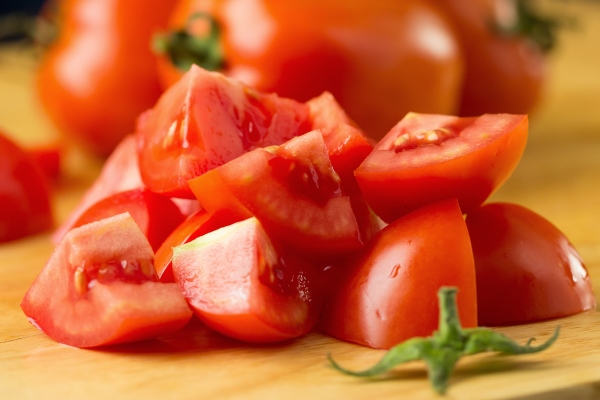 slices of tomatoes chopped tomatoes fresh tomatoes healthy food concept close up select - Суп-пюре из помидоров и яблок