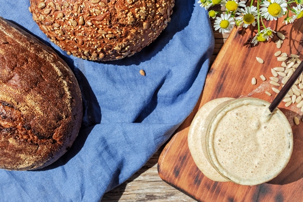 sourdough for bread in a glass jar and homemade breads - Хлеб домашний на свежих дрожжах