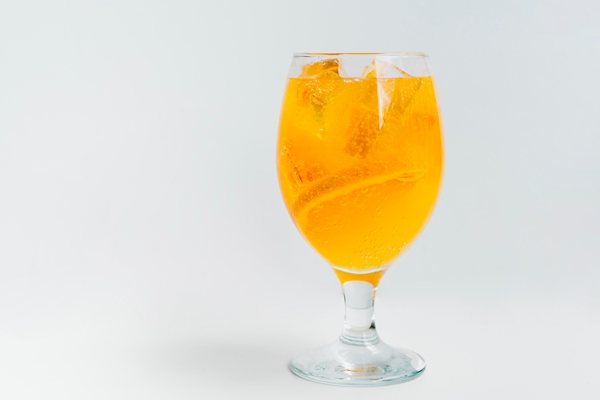 sparkling cocktail with orange slices and ice cubes - Квас освежающий