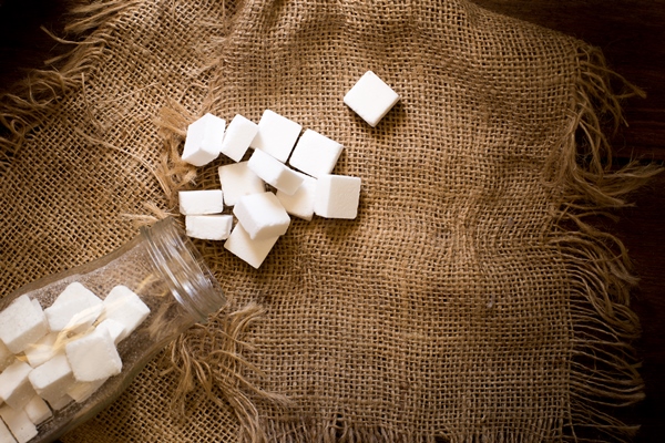 sugar cubes in a bottle on sack background - Квас из сушёных яблок