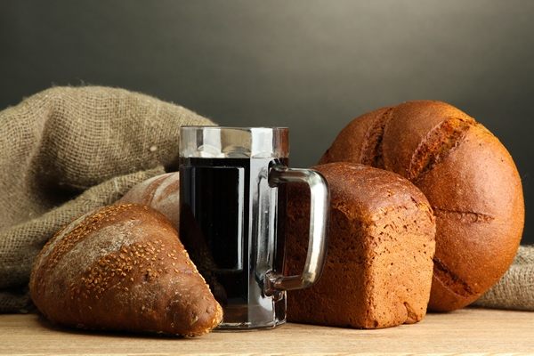tankard of kvass and rye breads on wooden table - Серафимин квас