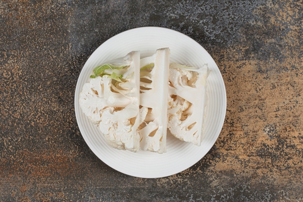 toothsome sliced cauliflower on the plate on the marble surface - Суп из цветной капусты с протёртым картофелем