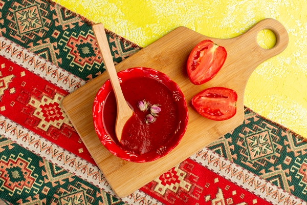top view delicious tomato sauce with fresh red tomatoes on the yellow desk soup food meal dinner - Томатный постный cуп