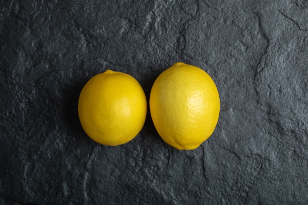 top view of two fresh ripe lemon on black background - Сладкий квас