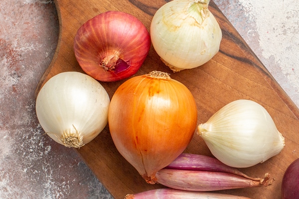 top view onions and garlics fresh ingredients - Драники постные по-чешски