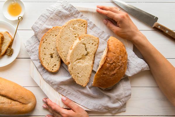 top view sliced round bread 1 - Рисовый хлеб с травами