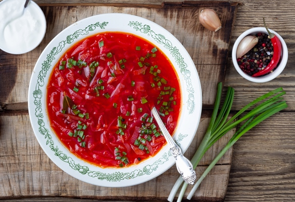traditional ukrainian vegetarian beet red soup borscht with sour cream - Борщ из жареной свёклы