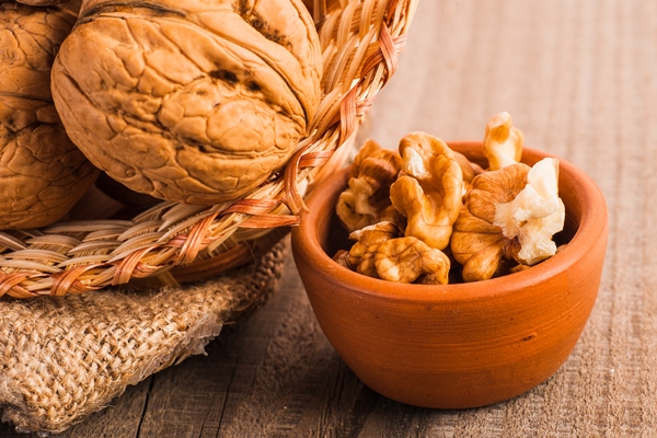 walnut kernels and whole walnuts - Сочиво из перловки с узваром